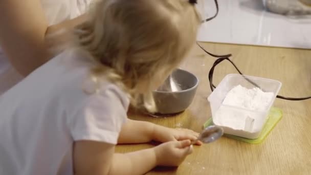 Mamma Bambini Preparano Glassa Pan Zenzero Nella Loro Cucina Casa — Video Stock