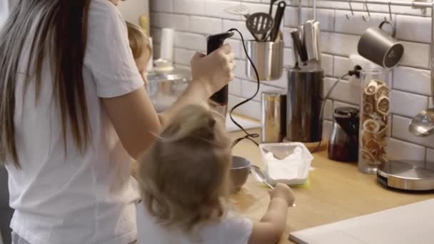 Máma Děti Připravují Polevu Perník Své Kuchyni Zmlátit Mixérem Chlapec — Stock video