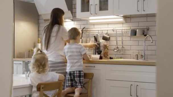 Mam Kinderen Bereiden Glazuur Voor Peperkoek Hun Eigen Keuken Klop — Stockvideo