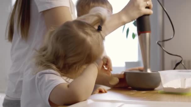Mama Und Kinder Bereiten Der Heimischen Küche Zuckerguss Für Lebkuchen — Stockvideo