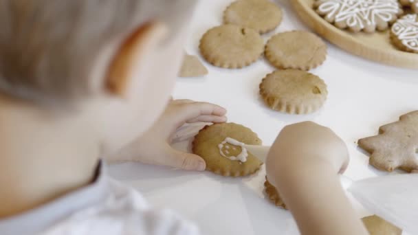 Αγόρι Και Κορίτσι Στολίζουν Και Τρώνε Χριστουγεννιάτικο Ψωμί Στο Σπίτι — Αρχείο Βίντεο