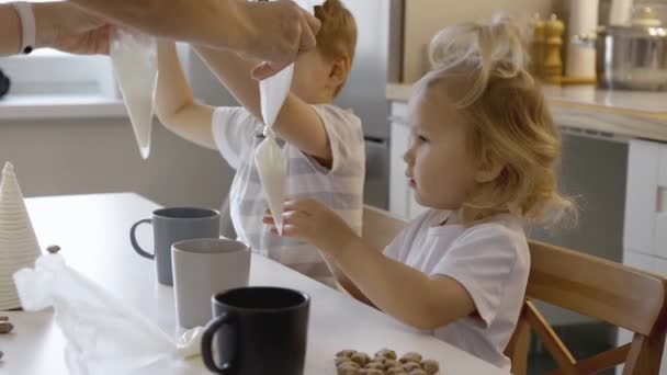 Mam Kinderen Versieren Thuis Kerstpeperkoek Een Jongen Een Meisje Schilderen — Stockvideo