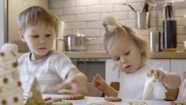 Μαμά Και Παιδιά Στολίζουν Χριστουγεννιάτικο Ψωμί Στο Σπίτι Ένα Αγόρι — Αρχείο Βίντεο