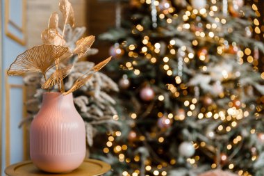 Toplar, oyuncaklar ve çelenklerle süslenmiş modern tasarım Noel ağacı. Noel ya da yeni yıl geçmişi. Kış tatilleri kompozisyonu.