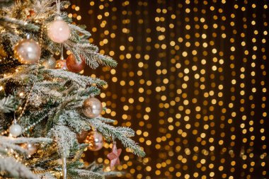 Toplar, oyuncaklar ve çelenklerle süslenmiş modern tasarım Noel ağacı. Noel ya da yeni yıl geçmişi. Kış tatilleri kompozisyonu.