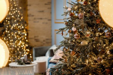 Toplar, oyuncaklar ve çelenklerle süslenmiş modern tasarım Noel ağacı. Noel ya da yeni yıl geçmişi. Kış tatilleri kompozisyonu.