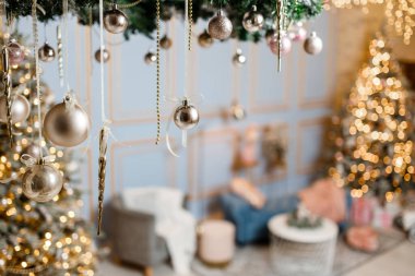 Toplar, oyuncaklar ve çelenklerle süslenmiş modern tasarım Noel ağacı. Noel ya da yeni yıl geçmişi. Kış tatilleri kompozisyonu.