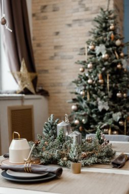 Toplar, oyuncaklar ve çelenklerle süslenmiş modern tasarım Noel ağacı. Noel ya da yeni yıl geçmişi. Kış tatilleri kompozisyonu.