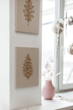 Toplar, oyuncaklar ve çelenklerle süslenmiş modern tasarım Noel ağacı. Noel ya da yeni yıl geçmişi. Kış tatilleri kompozisyonu.