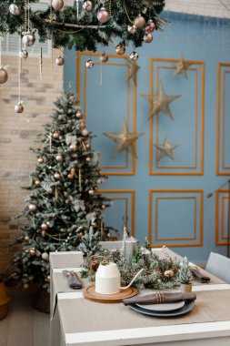 Toplar, oyuncaklar ve çelenklerle süslenmiş modern tasarım Noel ağacı. Noel ya da yeni yıl geçmişi. Kış tatilleri kompozisyonu.