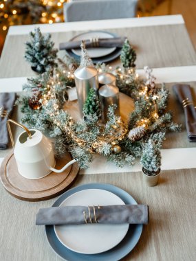 Toplar, oyuncaklar ve çelenklerle süslenmiş modern tasarım Noel ağacı. Noel ya da yeni yıl geçmişi. Kış tatilleri kompozisyonu.