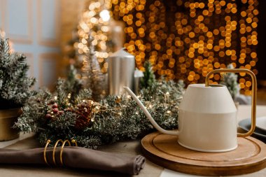 Toplar, oyuncaklar ve çelenklerle süslenmiş modern tasarım Noel ağacı. Noel ya da yeni yıl geçmişi. Kış tatilleri kompozisyonu.