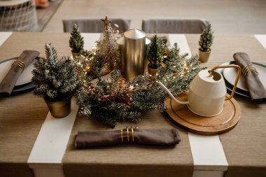 Toplar, oyuncaklar ve çelenklerle süslenmiş modern tasarım Noel ağacı. Noel ya da yeni yıl geçmişi. Kış tatilleri kompozisyonu.