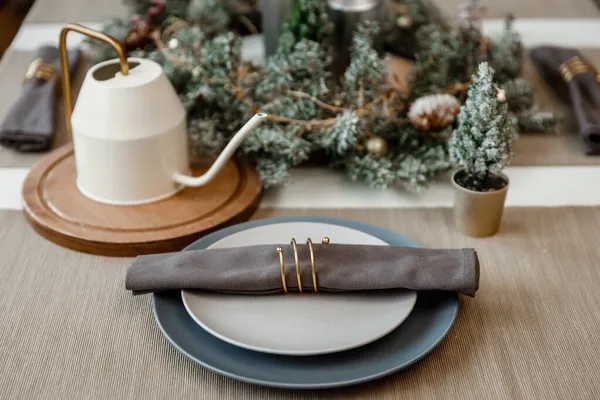 Toplar, oyuncaklar ve çelenklerle süslenmiş modern tasarım Noel ağacı. Noel ya da yeni yıl geçmişi. Kış tatilleri kompozisyonu.