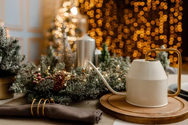 Toplar, oyuncaklar ve çelenklerle süslenmiş modern tasarım Noel ağacı. Noel ya da yeni yıl geçmişi. Kış tatilleri kompozisyonu.