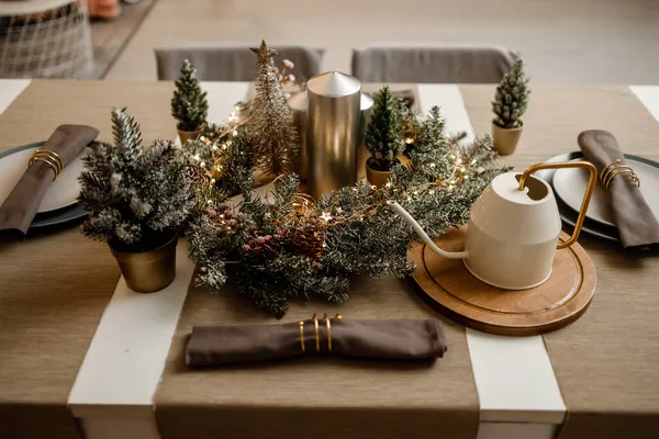 Toplar, oyuncaklar ve çelenklerle süslenmiş modern tasarım Noel ağacı. Noel ya da yeni yıl geçmişi. Kış tatilleri kompozisyonu.