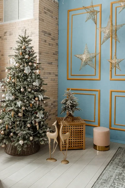 Árvore Natal Design Moderno Decorado Com Bolas Brinquedos Guirlandas Natal — Fotografia de Stock