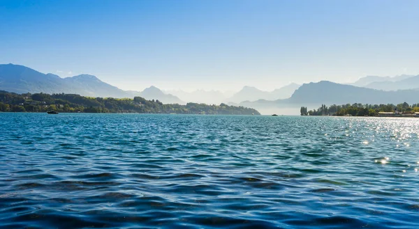 Lucerne Gölü 'nün açık havada panoramik manzarası ve arka planda Alpler olan mavi gökyüzü..