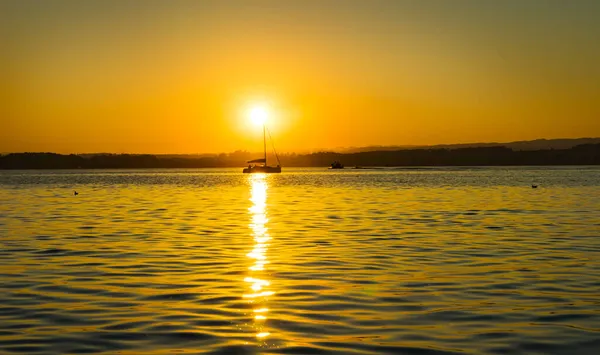 Paisagem Pôr Sol Refletindo Lago Com Silhueta Veleiro Horizonte Silhueta — Fotografia de Stock