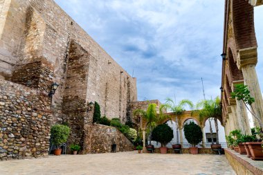Almeria köyü Mojacar 'daki kilisenin dış cephelerinden birine bakın. İspanya 'nın en güzel yerlerinden biri olarak kabul edilen, köyün en sembolik yerlerinden biridir..