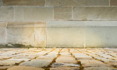 Arkaplan, şablon ya da nesne olarak kullanmak için, ön plan odak dışı, sıcak tonlarda taş duvar açısı.