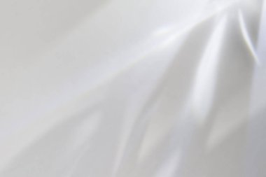 Beyaz üzerinde gölge örtüsü etkisi. Ürün fotoğrafçılığında arka plan olarak kullanılmak üzere gölgeli soyut ışık arkaplanı.