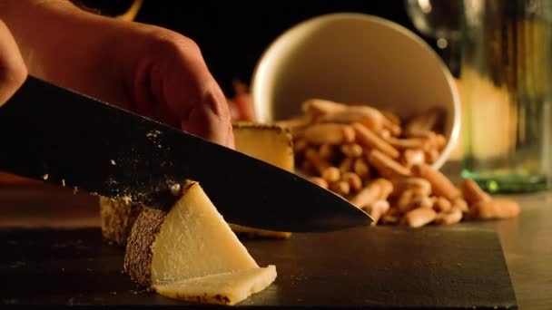 Full Saniyelik Video Koyu Bir Tahtanın Üzerinde Bir Kase Ekmek — Stok video