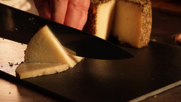 Segundos Vídeo Full Cámara Mano Proceso Corte Queso Con Hierbas — Vídeos de Stock