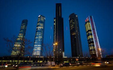 Madrid 'in ana finans bölgesi Cuatro Torres İş Alanının gece görüşü. Camdan kule İspanya 'nın en yüksek kulesidir, 249 metre yüksekliğindedir..
