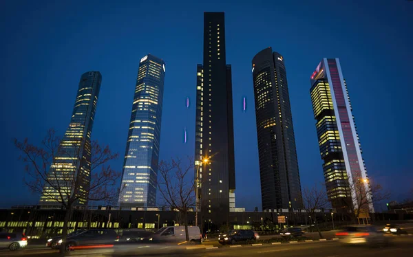 Madrid 'in ana finans bölgesi Cuatro Torres İş Alanının gece görüşü. Camdan kule İspanya 'nın en yüksek kulesidir, 249 metre yüksekliğindedir..