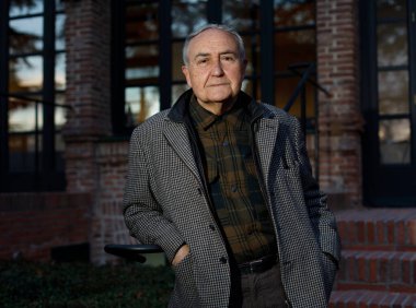 Yazar, gazeteci ve film yönetmeni Vicente Molina Foix 'nin yarım boy portresi. İspanya Ulusal Edebiyat Ödülü 'nü kazandı..