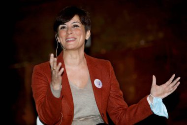 Mevcut toprak politikası bakanı ve hükümet sözcüsü Isabel Rodriguez Garcia 'nın bir konferans sırasında konferans salonunda portresi.