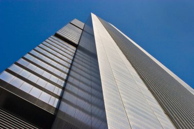 Madrid, İspanya 'nın modern finans bölgesinde gökdelenlerin mavi gökyüzüne karşı perspektif görüntüsü.