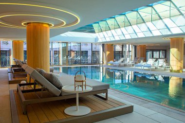 İspanya 'nın Madrid kentindeki ünlü lüks otelin havuz ve spa alanının iç manzarası..