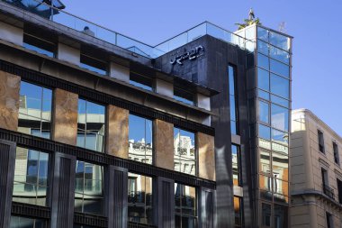 İspanya 'nın Madrid kentindeki ünlü lüks otel kentinin dış görünüşü.