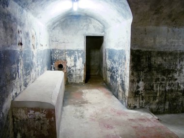 Ağustos 1937 'de İspanya İç Savaşı sırasında Madrid' de inşa edilen 2000 m ve 15 m derinliğindeki sığınağın iç manzarası İkinci Cumhuriyet Ordusu karargahıydı..