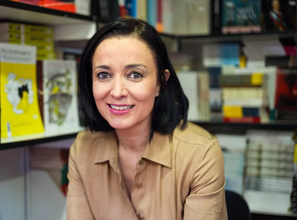 Madrid Kitap Fuarı 'nda poz veren İspanyol avukat Cruz Sanchez de Lara' nın fotoğrafına bakıyorum. İnsan hakları ve sürdürülebilirlik savunmasında aktivist.