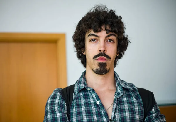 İspanyol yazar Diego Garrido 'nun yakın plan portresi. James Joyce' un İspanyolcaya çevrilmesi konusunda uzman..