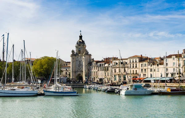 Fransız şehri La Rochelle 'in eski limanının görüntüsü mavi gökyüzü ve beyaz bulutlar, yazın güneşli bir gün..