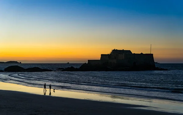 Ortaçağ 'ın Saint Malo şehrinde günbatımında Ulusal Kale' nin arka planında Sillon plajı manzarası..