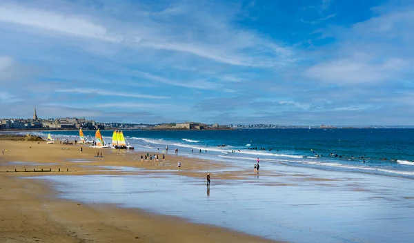 Vista Playa Sillon Con Gente Disfrutando Actividades Ocio Agua Con — Foto de Stock