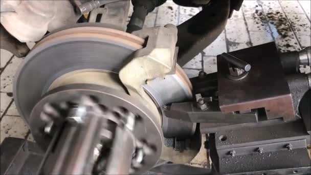机械修理制动器使用车床工具抛光汽车盘式制动器 重建盘式制动器表面 — 图库视频影像