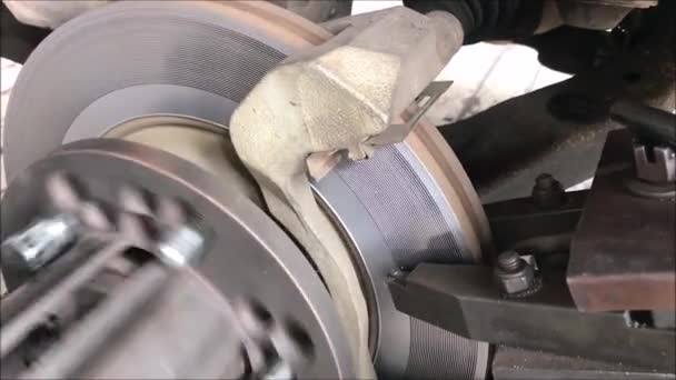 机械修理制动器使用车床工具抛光汽车盘式制动器 重建盘式制动器表面 — 图库视频影像