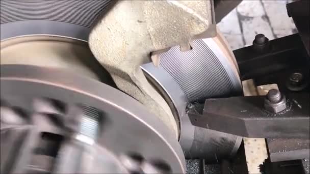 機械的な修理ブレーキは車の旋盤ツール研磨ディスクブレーキを使用しています ディスクブレーキの表面を — ストック動画