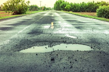 Yağmur yağdığında yollarda su birikintileri, otoyolda çukurlar.