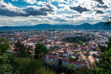Gökyüzü bulutu Graz, Styria, Avusturya ile güneşli bir günde yaz mevsiminde Schlossberg 'in tepesinden Graz' ın güzel hava manzarası