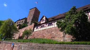 Nuremberg Kalesi 'nin (Kaiserburg) yakın görüntüsü, Almanya' nın Bavyera eyaletindeki Nuremberg tepesindeki bir kumtaşı sırtı üzerinde bir grup ortaçağ güçlendirilmiş binadır..
