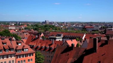 Güneşli bir yaz gününde Nuremberg Kalesi 'nden (Kaiserburg) Nuremberg şehrinin mavi gökyüzü bulutu, Almanya