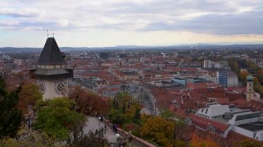 Graz şehrinin sonbaharda bulutlu bir günde Schlossberg 'den havadan manzarası, saat kulesi, sanat müzesi, belediye binası ve renkli ağaçlar, Graz, Styria, Avusturya