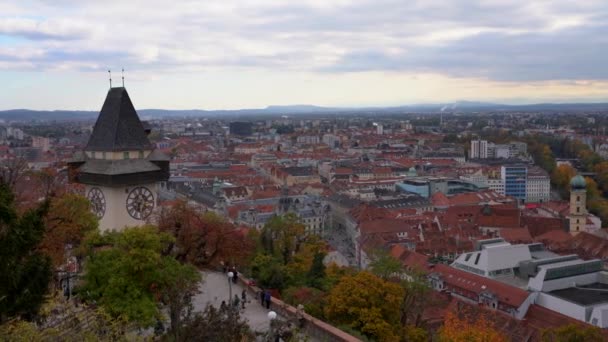 Luftaufnahme Der Grazer Altstadt Vom Schlossberg Einem Bewölkten Herbsttag Uhrturm — Stockvideo